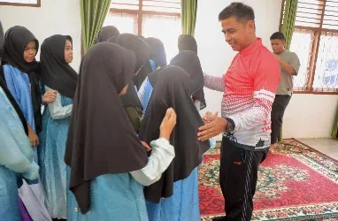 Bupati Kampar Gowes Pagi dan Berbagi Kasih ke Panti Asuhan Kasih Ibu Bangkinang