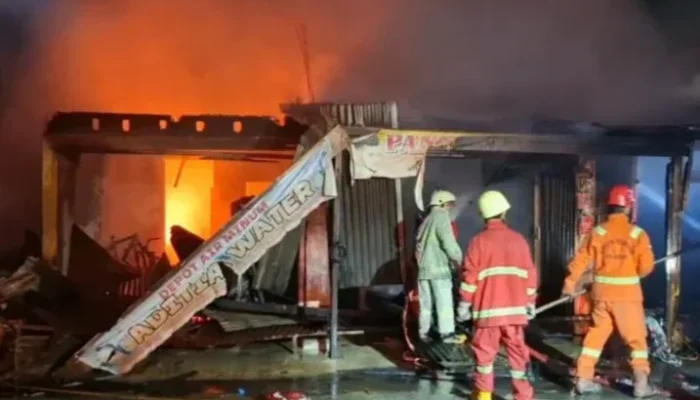 Korsleting Kipas Angin Diduga Jadi Pemicu Kebakaran, Empat Bangunan di Pekanbaru Hangus Dilalap Api