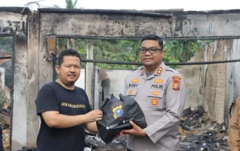 Kapolres Kampar Ulurkan Bantuan ke Korban Kebakaran Pasar Kuok