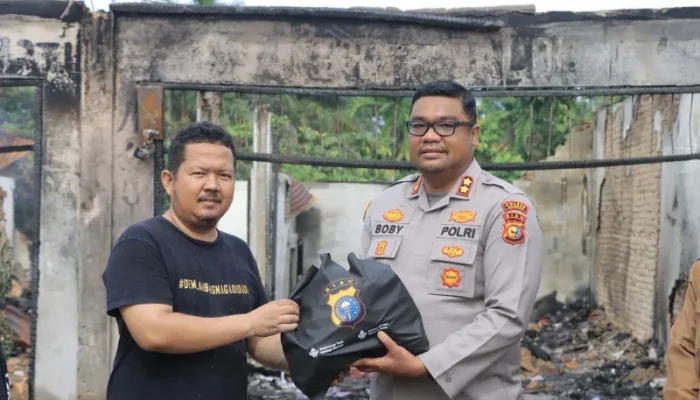 Kapolres Kampar Ulurkan Bantuan ke Korban Kebakaran Pasar Kuok