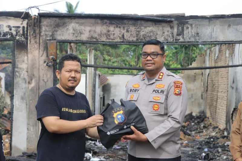 Kapolres Kampar Ulurkan Bantuan ke Korban Kebakaran Pasar Kuok