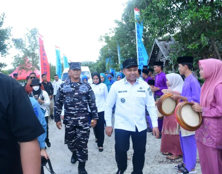 Sinergi Pemprov Riau dan Lanal Dumai, Bazar Murah di Bantan Diserbu Warga Pesisir