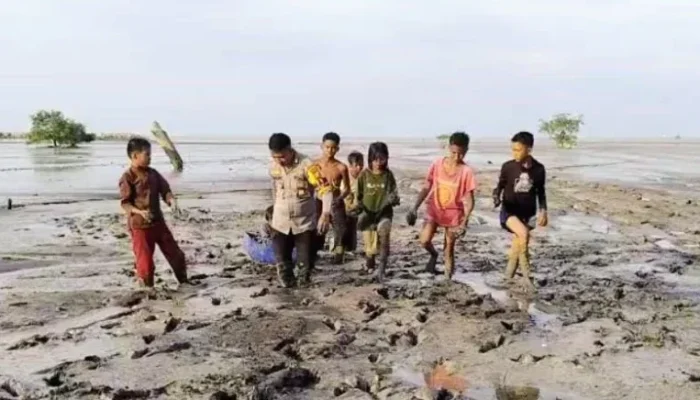 Bhabinkamtibmas Ajak Anak Pesisir Tanam Mangrove di Pantai Gelombang Cinta