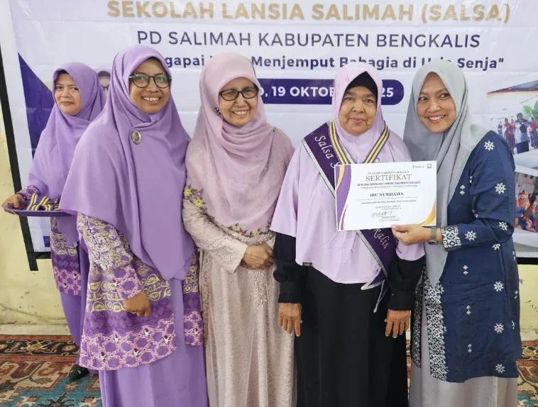 Pemkab Bengkalis Apresiasi Semangat Belajar Wisudawati Sekolah Lansia Muslimah