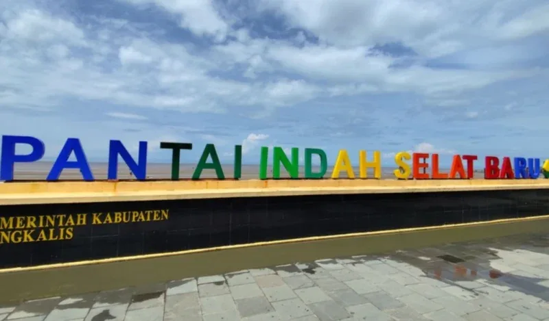 Menikmati Akhir Pekan di Pantai Selat Baru