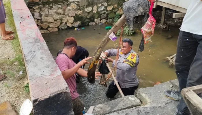 Semangat Gotong Royong Warnai Aksi Bhabinkamtibmas Tapung Hulu Cegah Banjir di Musim Hujan