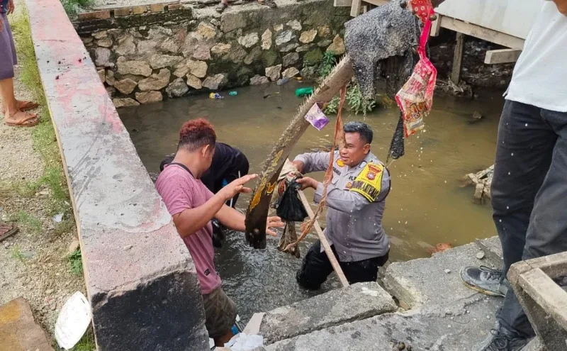 Semangat Gotong Royong Warnai Aksi Bhabinkamtibmas Tapung Hulu Cegah Banjir di Musim Hujan