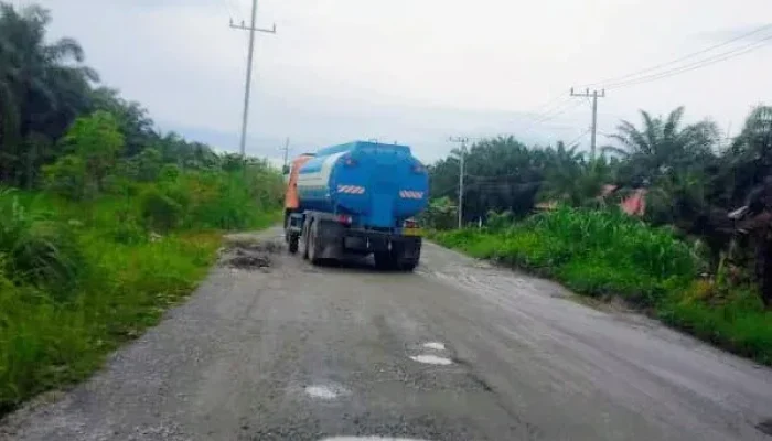 Jalan Rusak Parah di Siak dan Bengkalis Ancam Keselamatan Warga