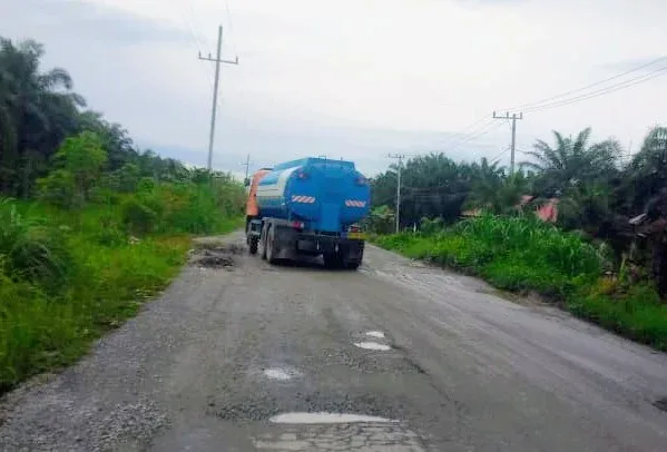 Jalan Rusak Parah di Siak dan Bengkalis Ancam Keselamatan Warga