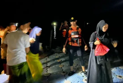 Kapal Kempang Tujuan Selat Panjang Mati Mesin