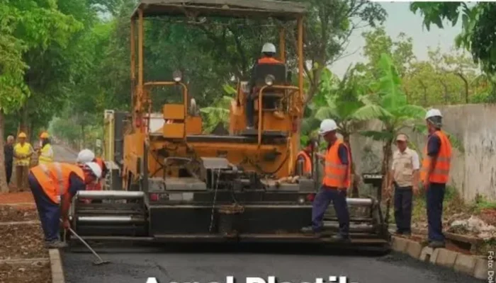Aspal dari Sampah Plastik? Inilah Ide Cemerlang Prof. Sutan untuk Indonesia Maju
