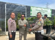 Polres Kampar Hijaukan Sekolah Lewat Program Bank Pohon Setia