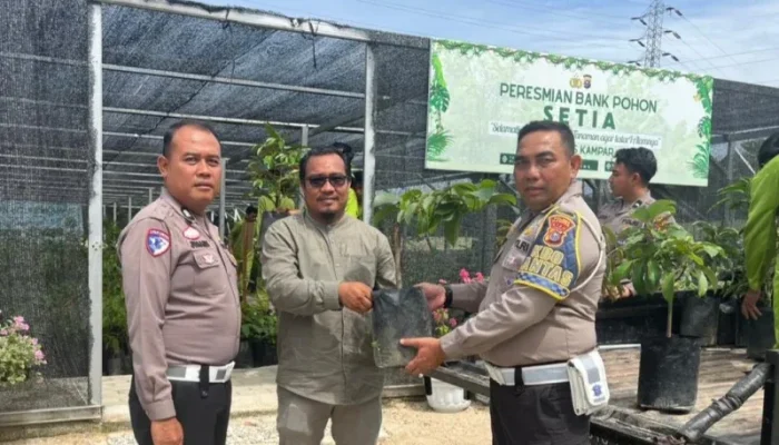 Polres Kampar Hijaukan Sekolah Lewat Program Bank Pohon Setia