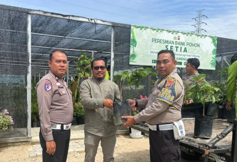 Polres Kampar Hijaukan Sekolah Lewat Program Bank Pohon Setia