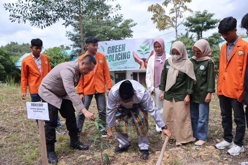 Polres Rohil dan ITR Kolaborasi Hijau: Tanam Bibit Pohon Demi Kampus yang Asri