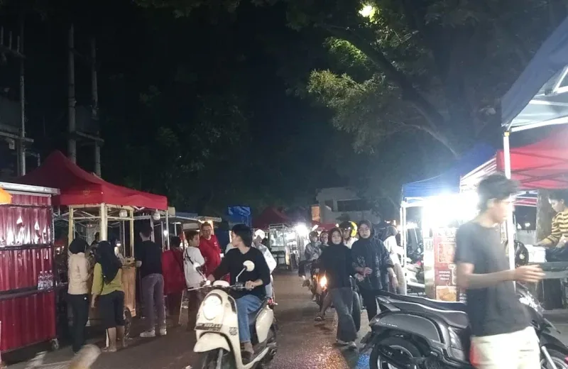 Suasana Romantis di Kawasan Kuliner Cut Nyak Dien Pekanbaru pada Malam Minggu