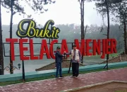 Ketua DPD Ikatan Wartawan Online Indonesia (IWOI) Yupiter Omah berjabat tangan dengan salah satu peserta retret di kawasan wisata Bukit Telaga Menjer, Wonosobo