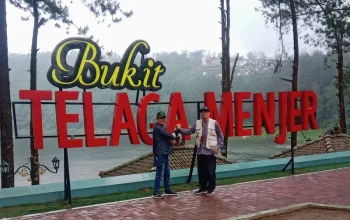 Ketua DPD Ikatan Wartawan Online Indonesia (IWOI) Yupiter Omah berjabat tangan dengan salah satu peserta retret di kawasan wisata Bukit Telaga Menjer, Wonosobo