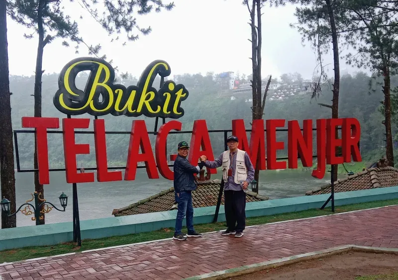 Ketua DPD Ikatan Wartawan Online Indonesia (IWOI) Yupiter Omah berjabat tangan dengan salah satu peserta retret di kawasan wisata Bukit Telaga Menjer, Wonosobo