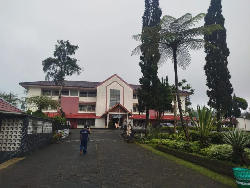 Dieng Kledung, Diselimuti Kabut, Lereng Sindoro yang, Pass Hotel, Warisan Hangat dari