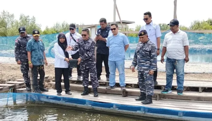 TNI AL Selatpanjang Tebar 5.000 Benih Ikan Nila Dukung Ketahanan Pangan Nasional