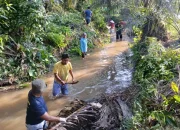 Cegah Banjir dan DBD, Polsek Kampar Gelar Aksi Bersih Lingkungan di Penyasawan
