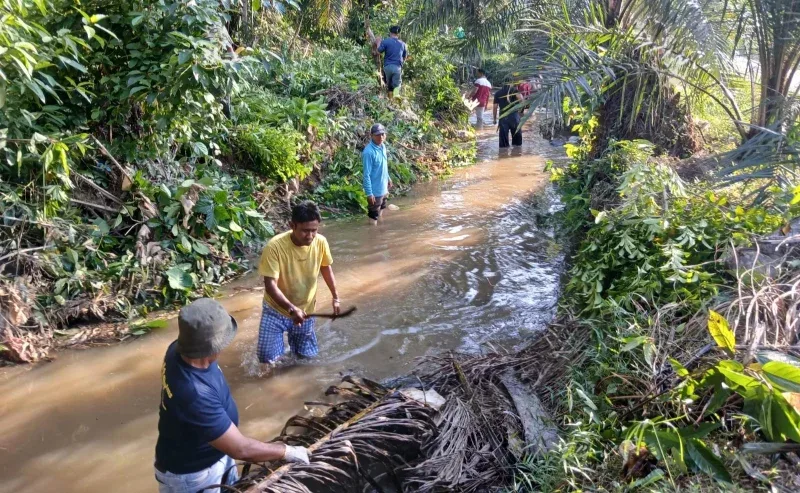 Cegah Banjir dan DBD, Polsek Kampar Gelar Aksi Bersih Lingkungan di Penyasawan