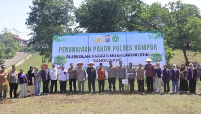 STIE Bangkinang Hijau: Gerakan Tanam Pohon Gaungkan Kampus Peduli Lingkungan
