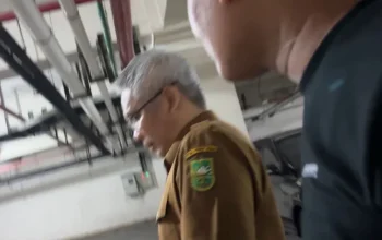 KPK Geledah Kantor Dinas PUPR Riau, Kepala Dinas Ikut Dibawa Usai Pemeriksaan