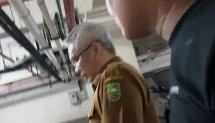 KPK Geledah Kantor Dinas PUPR Riau, Kepala Dinas Ikut Dibawa Usai Pemeriksaan