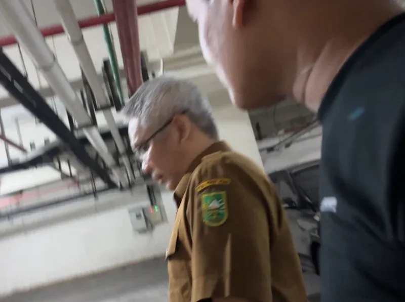 KPK Geledah Kantor Dinas PUPR Riau, Kepala Dinas Ikut Dibawa Usai Pemeriksaan