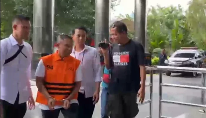 KPK Amankan Gubernur Riau, Rompi Oranye dan Tangan Diborgol Jadi Tanda Status Hukum