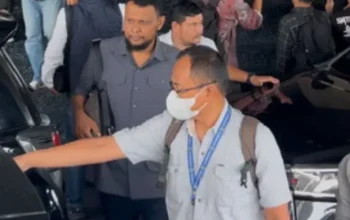 KPK Bawa Koper Dokumen Usai Geledah Kantor Gubernur Riau, Sekdaprov Ikut Diperiksa