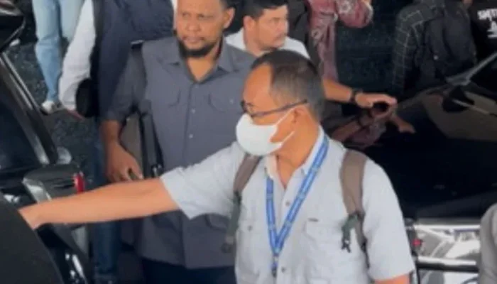 KPK Bawa Koper Dokumen Usai Geledah Kantor Gubernur Riau, Sekdaprov Ikut Diperiksa