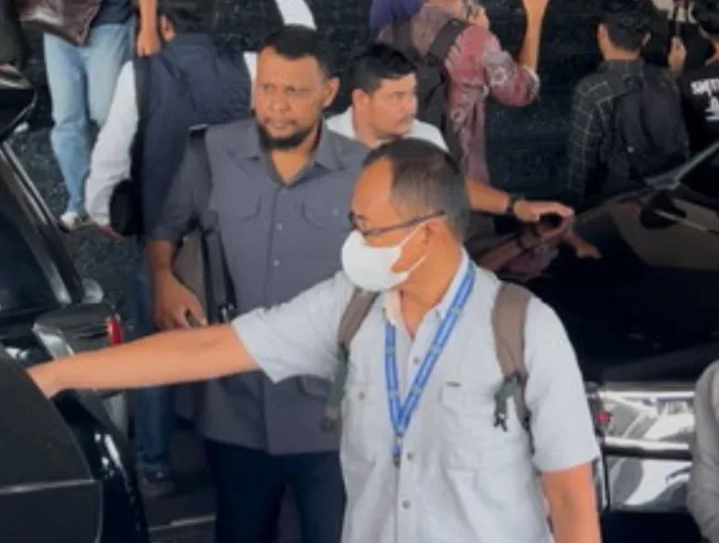 KPK Bawa Koper Dokumen Usai Geledah Kantor Gubernur Riau, Sekdaprov Ikut Diperiksa