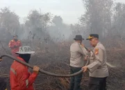 Kapolres Kampar Pimpin Pendinginan Pasca Karhutla di Rimbo Panjang, Pastikan Tak Ada Bara Tersisa