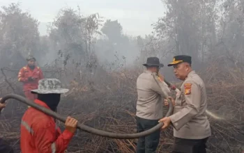 Kapolres Kampar Pimpin Pendinginan Pasca Karhutla di Rimbo Panjang, Pastikan Tak Ada Bara Tersisa