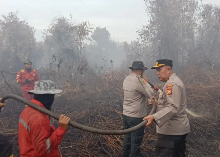 Kapolres Kampar Pimpin Pendinginan Pasca Karhutla di Rimbo Panjang, Pastikan Tak Ada Bara Tersisa