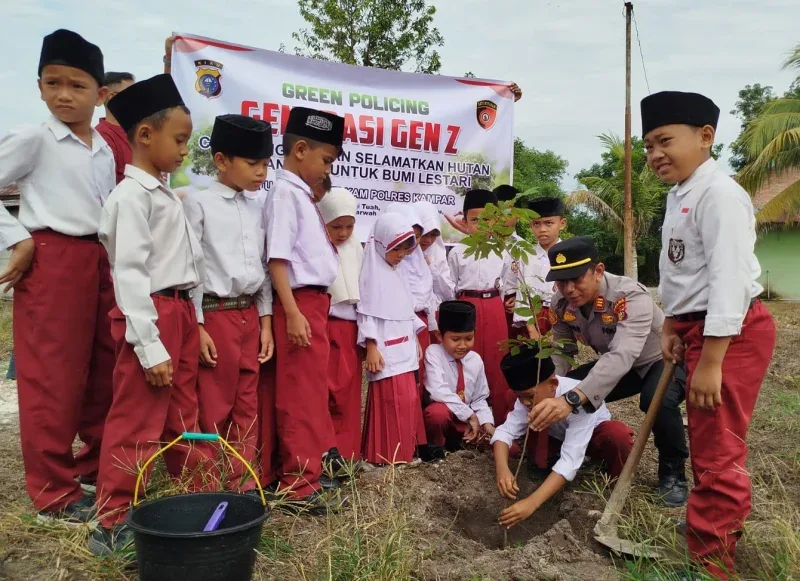 Tanam 45 Pohon di MI Darul Muhajirin, Siswa Didorong Jadi Generasi Peduli Lingkungan