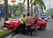 Kehilangan Kendali di Jalan Sudirman: Ford Mustang Senilai Rp 2,5 Miliar Ringsek Usai Tabrak Pohon
