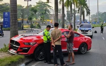 Kehilangan Kendali di Jalan Sudirman: Ford Mustang Senilai Rp 2,5 Miliar Ringsek Usai Tabrak Pohon