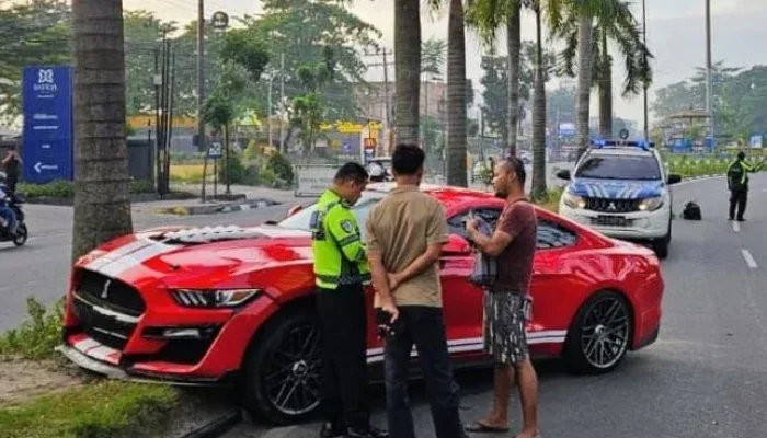 Kehilangan Kendali di Jalan Sudirman: Ford Mustang Senilai Rp 2,5 Miliar Ringsek Usai Tabrak Pohon