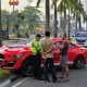 Kehilangan Kendali di Jalan Sudirman: Ford Mustang Senilai Rp 2,5 Miliar Ringsek Usai Tabrak Pohon