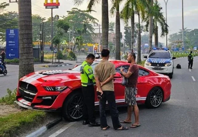 Kehilangan Kendali di Jalan Sudirman: Ford Mustang Senilai Rp 2,5 Miliar Ringsek Usai Tabrak Pohon