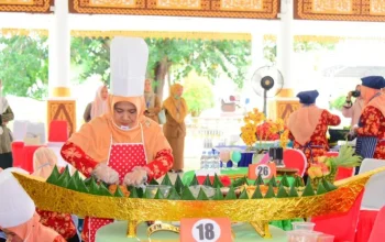 Tumpeng Kapal Berlayar Antar DWP Disbun Bengkalis Raih Juara I HUT ke-26 DWP