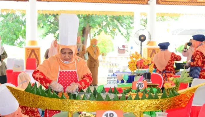 Tumpeng Kapal Berlayar Antar DWP Disbun Bengkalis Raih Juara I HUT ke-26 DWP