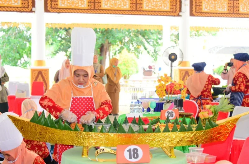 Tumpeng Kapal Berlayar Antar DWP Disbun Bengkalis Raih Juara I HUT ke-26 DWP