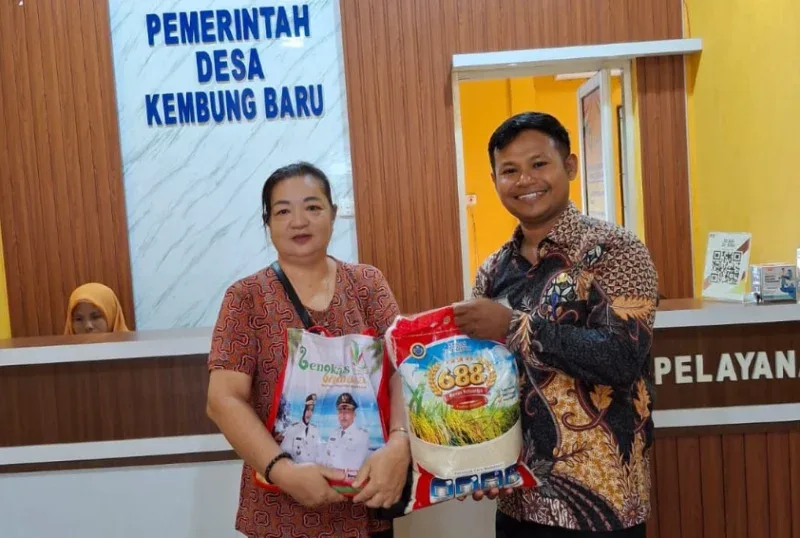 Sentuhan Kepedulian: Pemdes Kembung Baru Salurkan Sembako untuk Warga