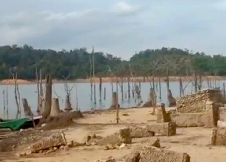 Permukaan Waduk Koto Panjang Menyusut Ekstrem, Puing Kampung Lama Bermunculan