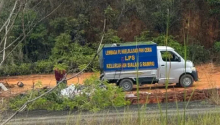 Ginda Burnama Pergoki Truk Sampah Buang Limbah Sembarangan di Tenayan Raya